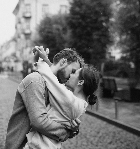vista-lateral-pareja-romantica-besandose