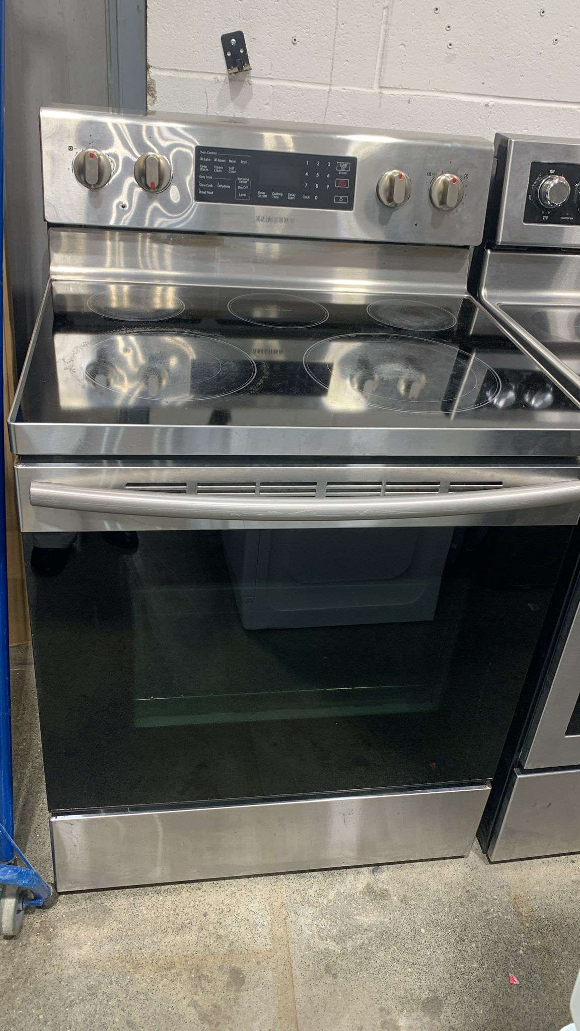 Stove - 30'' Samsung - Electric Range - Used