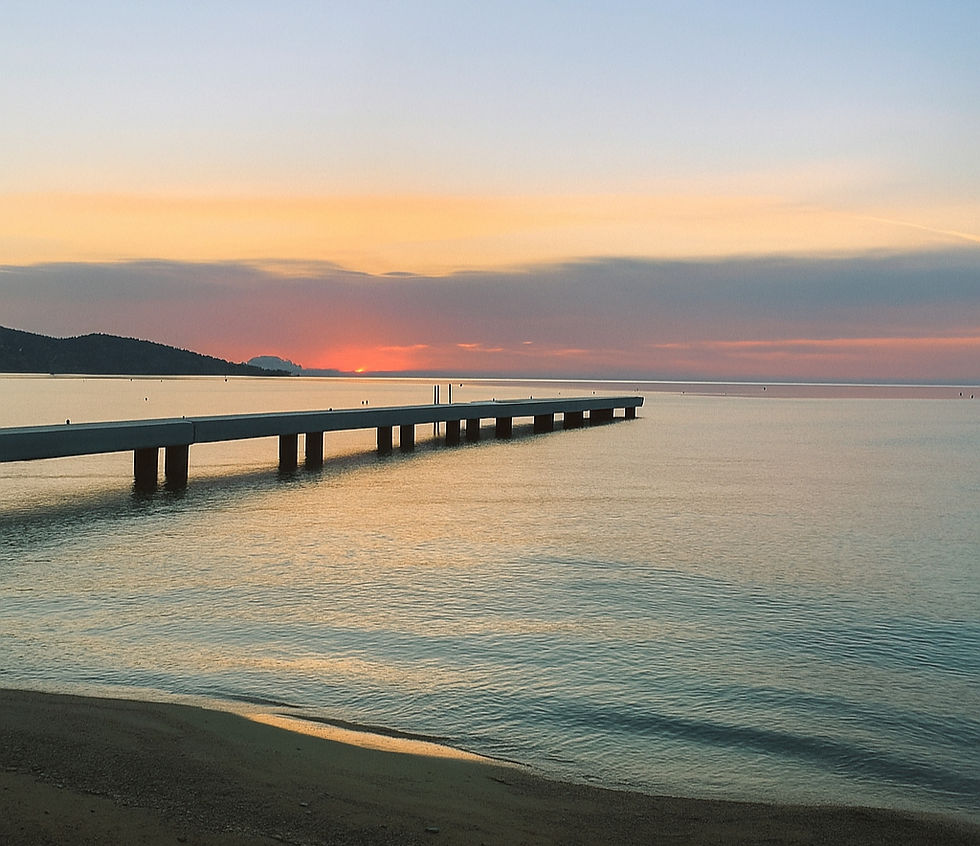 Vue panoramique de la plage de Sainte-Maxime au coucher du soleil