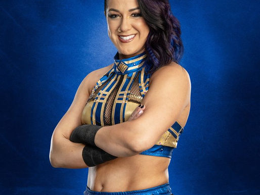 Bayley sorprende con victoria inesperada
