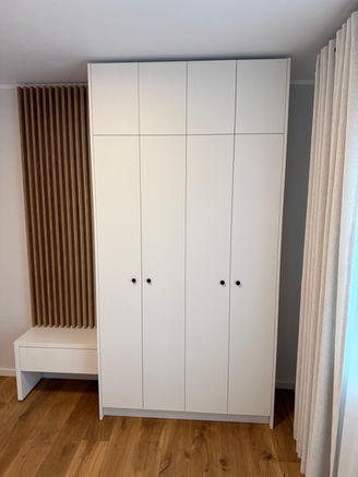 Dormitor minimalist cu mobilier personalizat modern