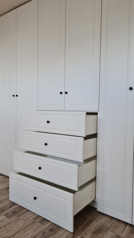 Proiect dressing personalizat realizat de TRUST