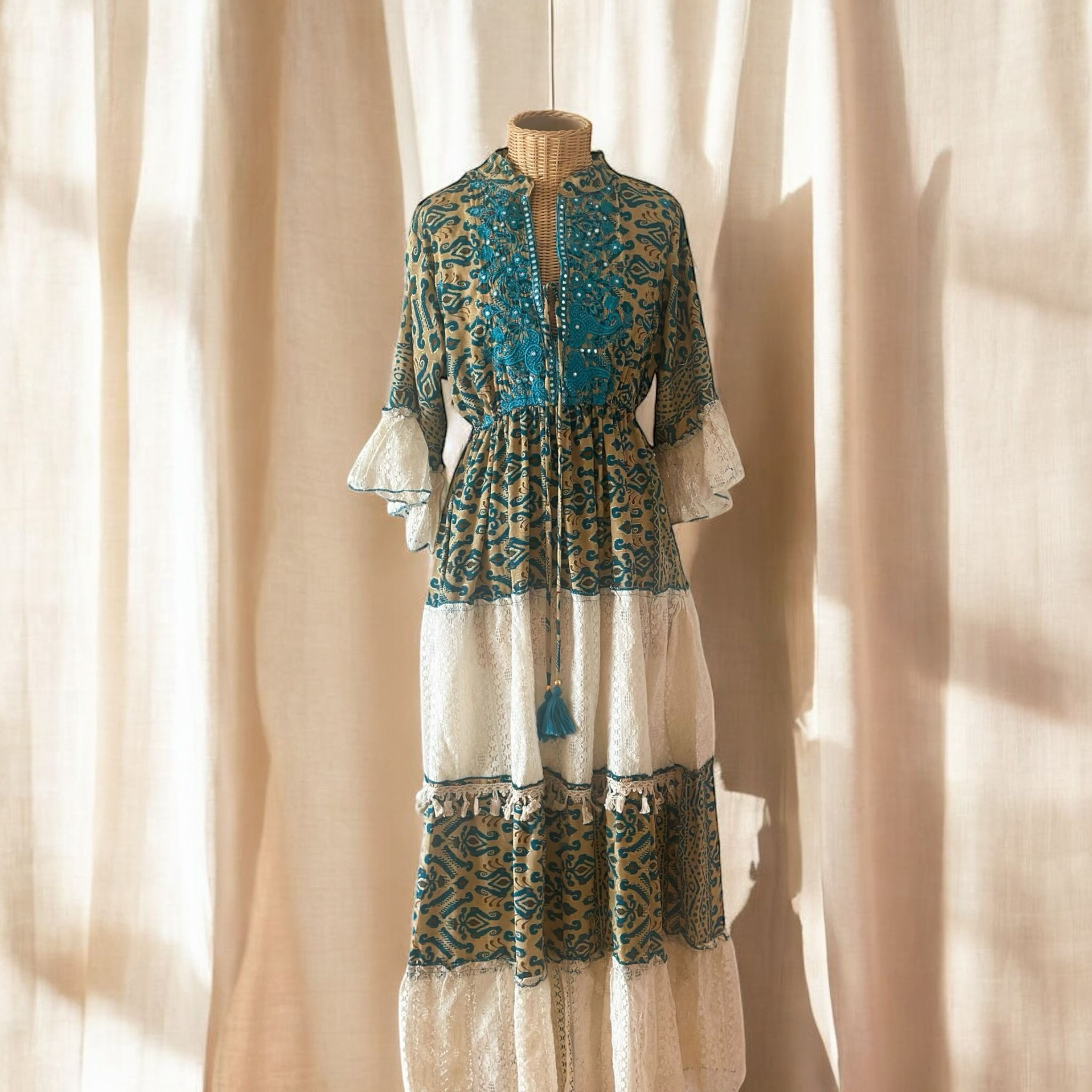 Maxikleid mit Stickerei & Print in Petrol-Creme