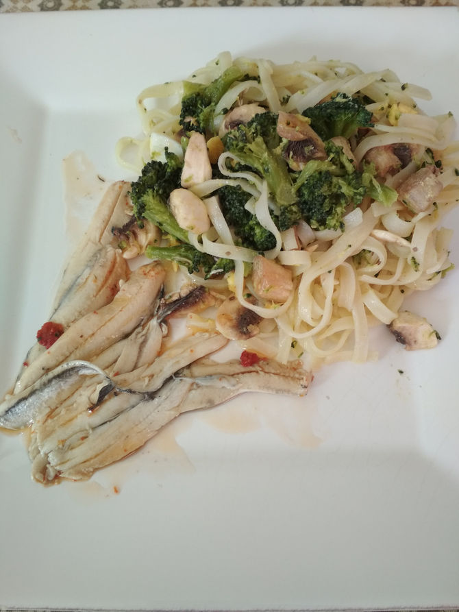 salade de pâtes/brocolis/champignons et anchois frais