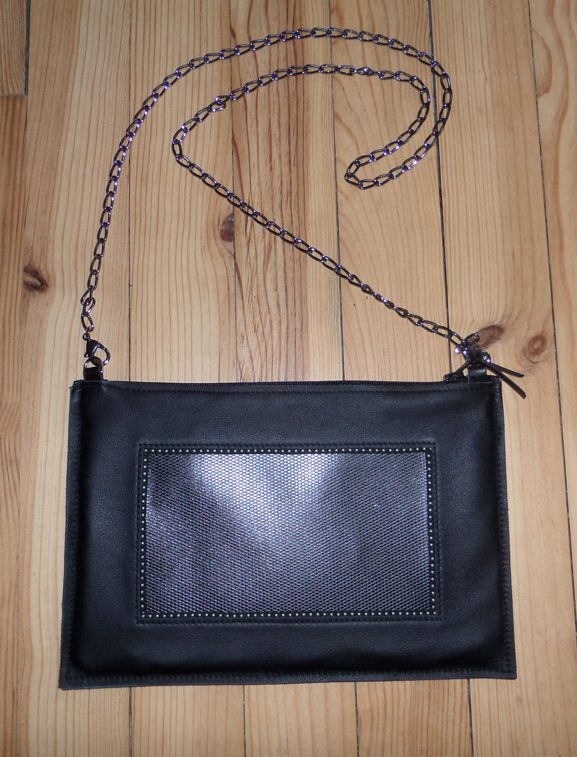 Pochette Cuir noir lisse et motif losange, lg 30 cm x ht 20 cm