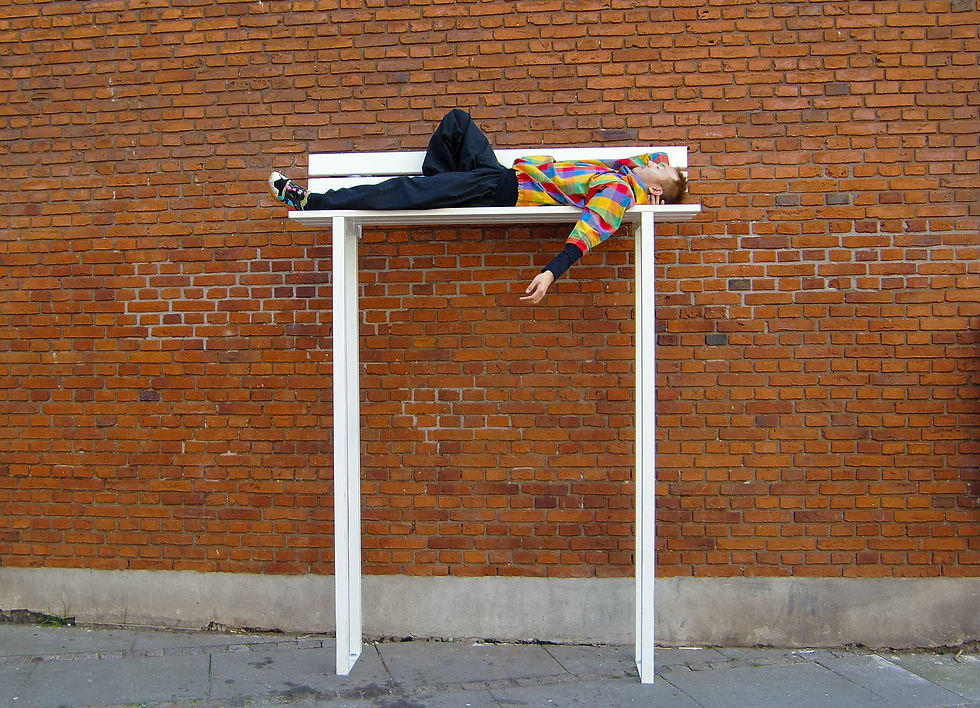 舞台芸術家 世界的ダンサー 森弘一郎 白い椅子 チェア　寝ている写真