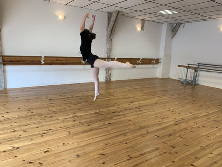 Qui nous saisit nous surprend en quête d'une salle de danse