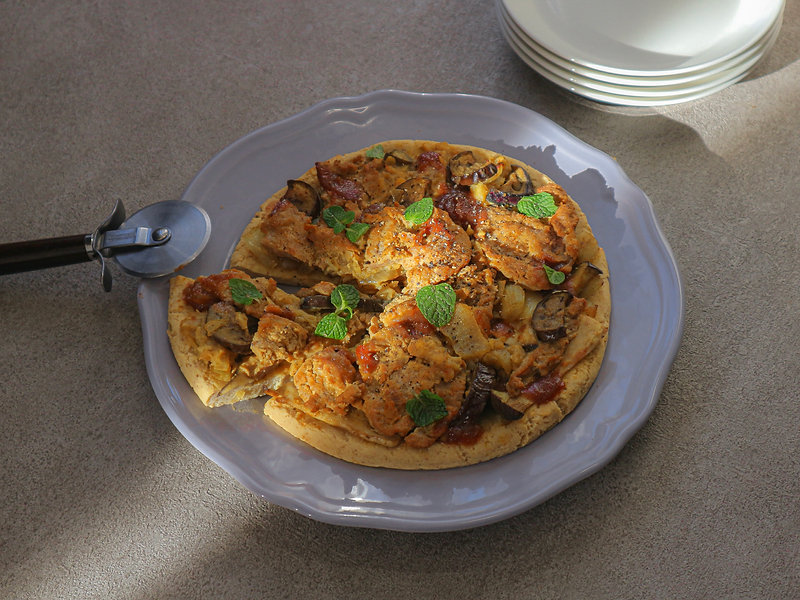 TANDOORI CHICKEN PIZZA w/MANGO CHUTNEY