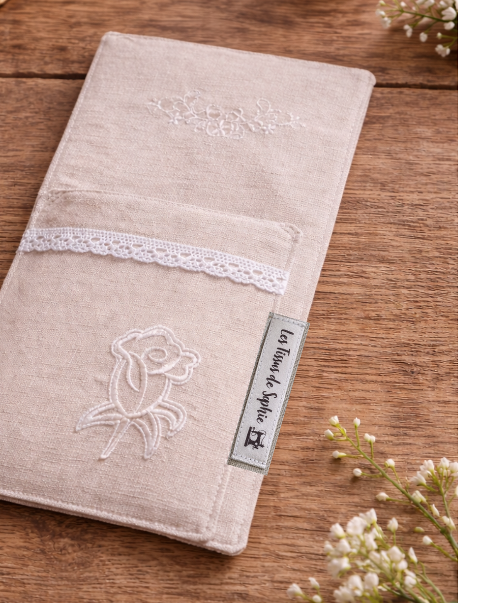 Miniature : Détail poche porte-couverts en lin avec couture soignée, fabrication artisanale française