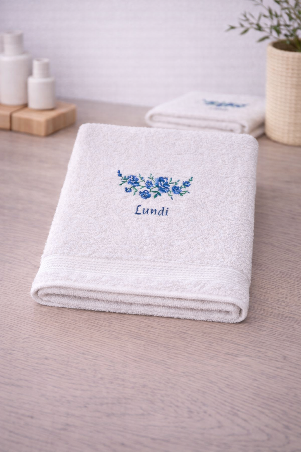 Serviette invitée blanche brodée "Lundi" pliée - vue d'ensemble