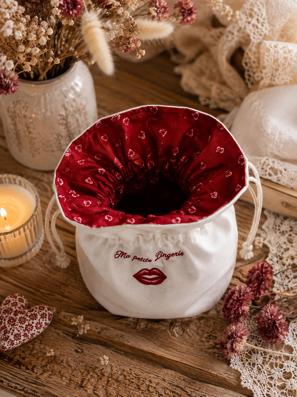 Thumbnail: Sac bourse artisanal ouvert avec broderie "Ma Petite Lingerie" en coton écru avec doublure rouge à cœurs