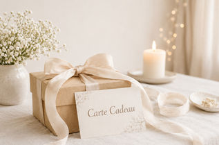 Boite cadeau Kraft avec carte cadeau et ruban beige dans une ambiance cocooning et raffinée