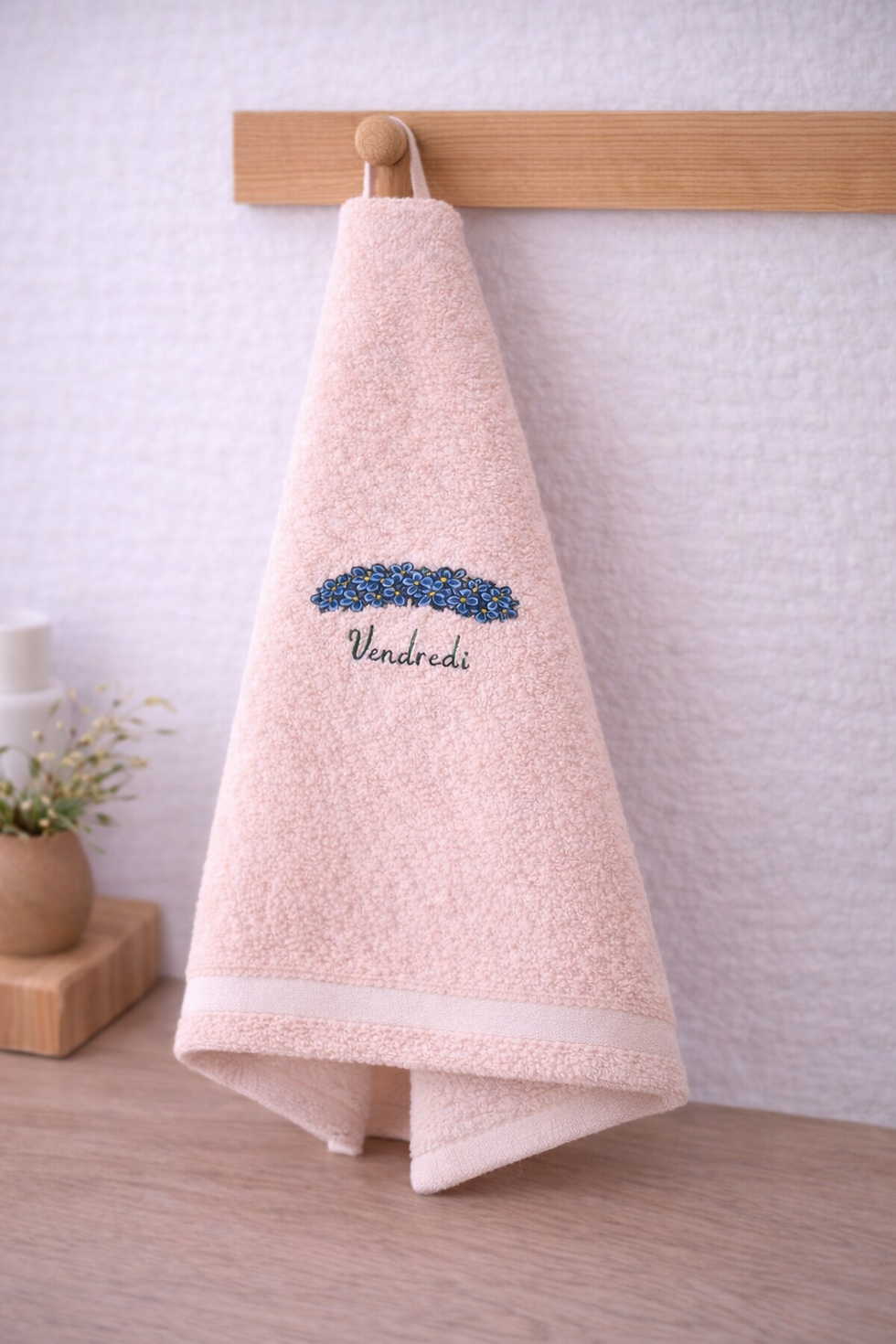 Serviette invitée rose clair suspendue avec broderie florale Vendredi