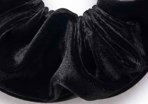 Miniature : Gros plan sur le velours du chouchou noir.