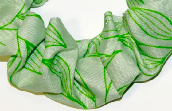 Thumbnail: Gros plan sur le tissu vert à motifs feuillage du chouchou