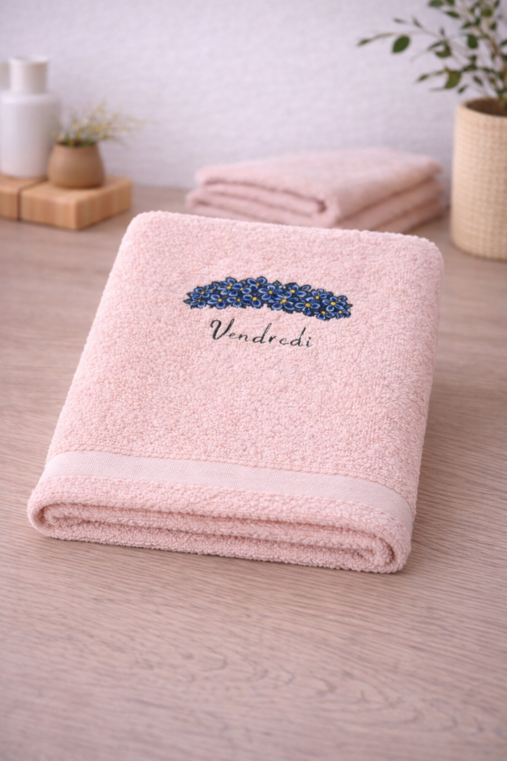 Serviette invitée rose clair saumonée brodée Vendredi, format 32x50 cm, éponge douce