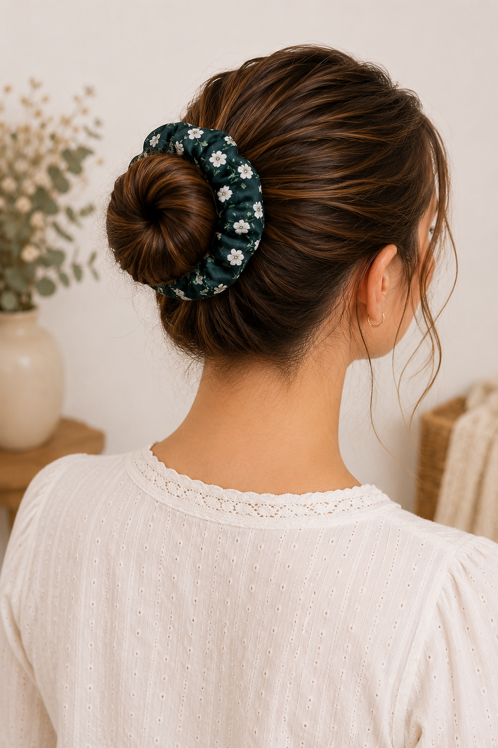 Thumbnail: Chouchou en polyester vert profond à petites fleurs blanches porté en chignon.