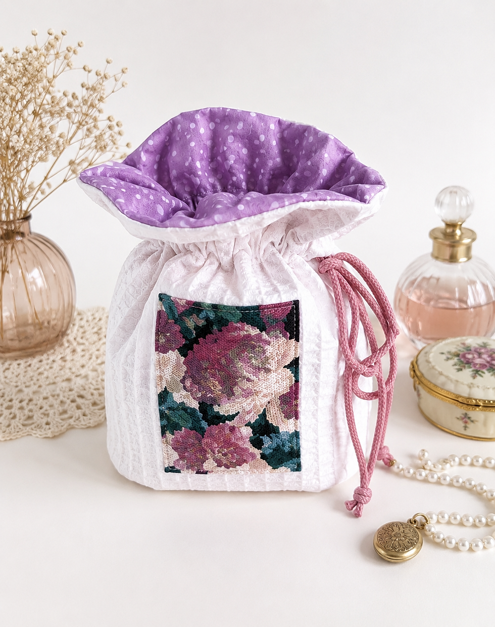Sac bourse brodé en coton nid d'abeille blanc avec motif floral et doublure mauve à pois - fabrication artisanale française