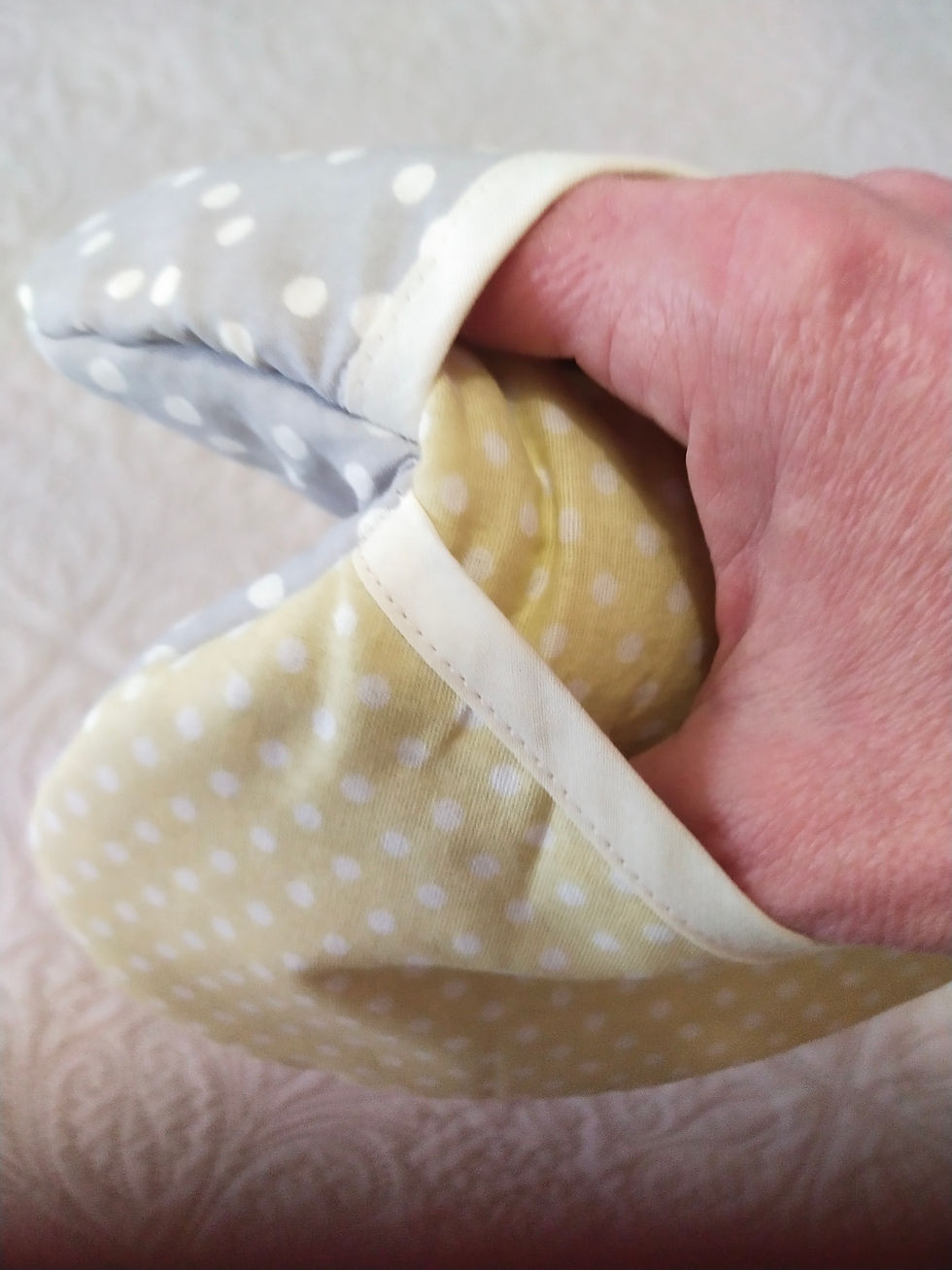 Thumbnail: Heart-shaped clip-on potholder