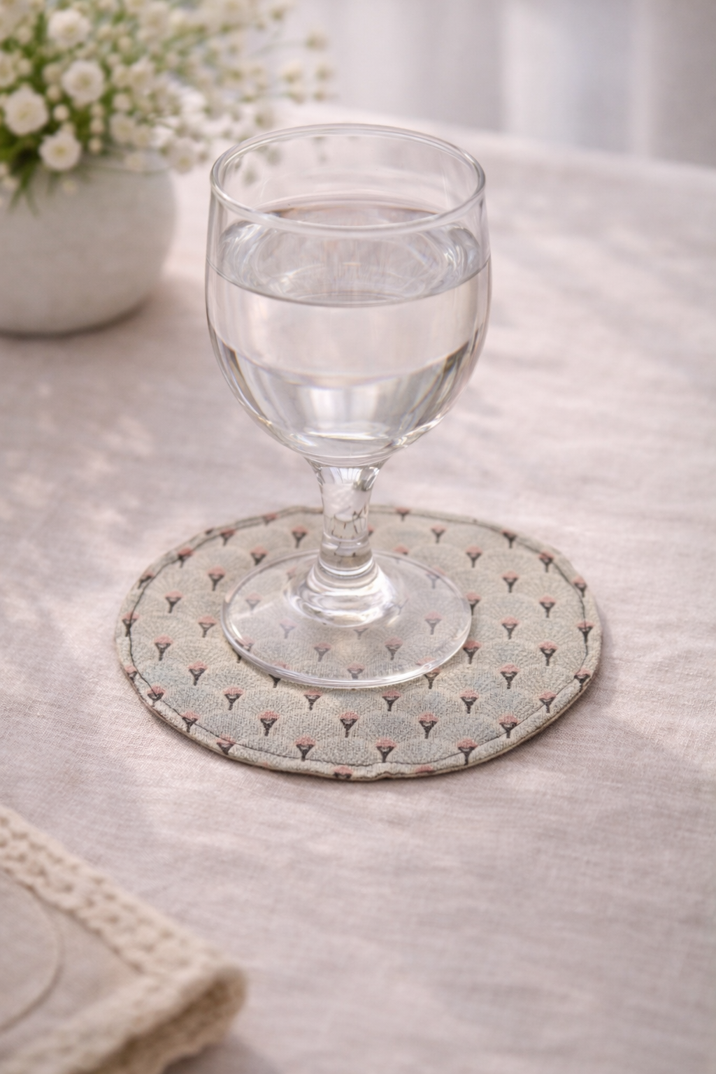 Dessous de verre rond en tissu imprimé avec verre posé - Les Tissus de Sophie