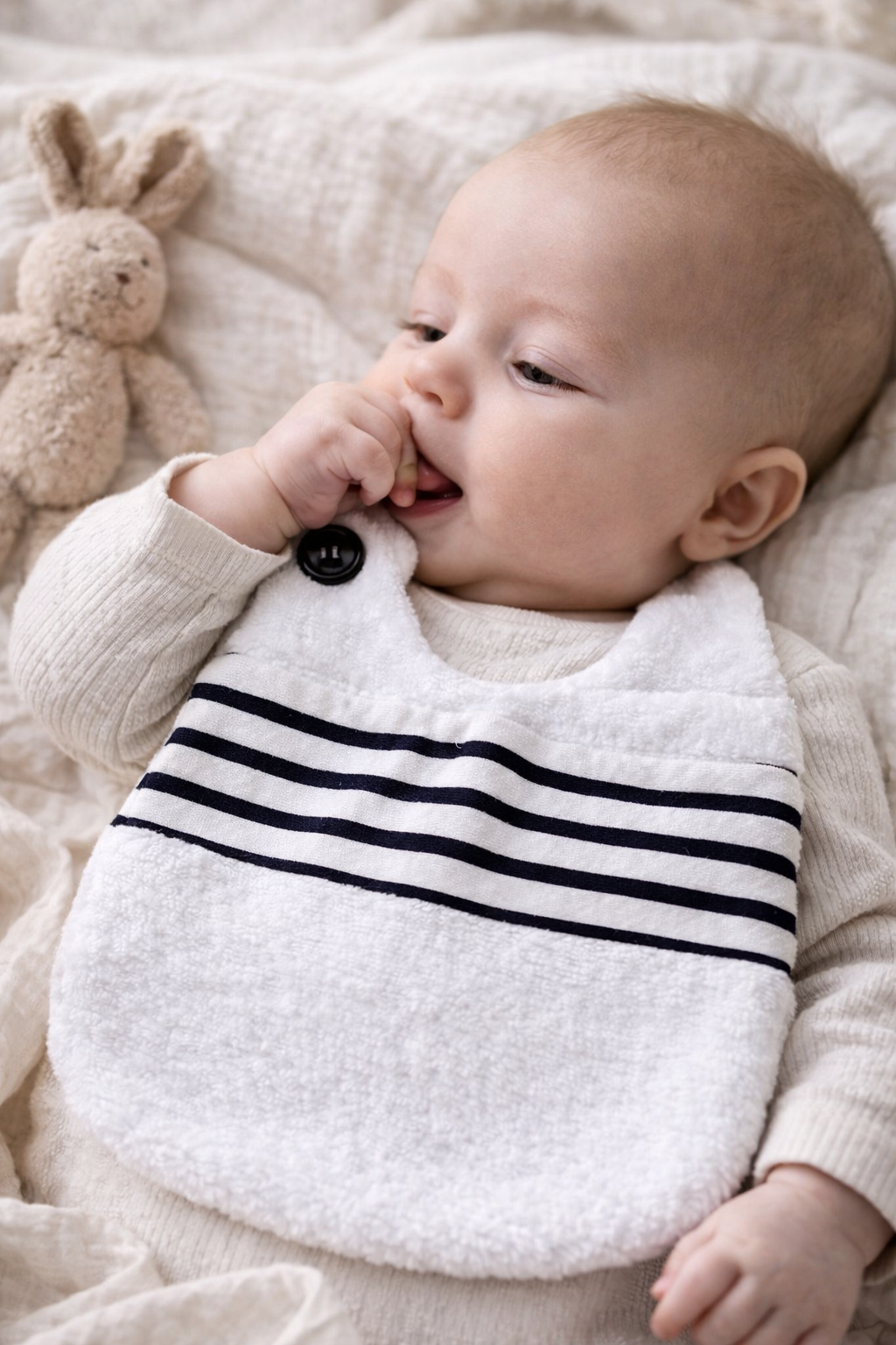 Bavoir bébé en coton de bambou fait main, porté par un nourrisson, doux et absorbant