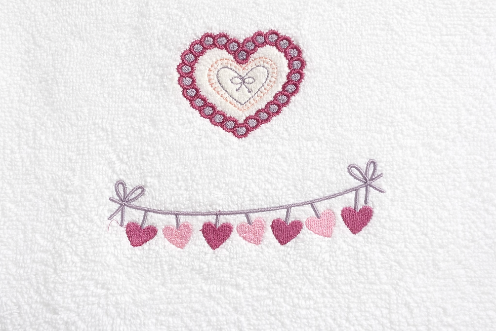 Thumbnail: Détail de broderie cœurs sur serviette invité en coton blanc
