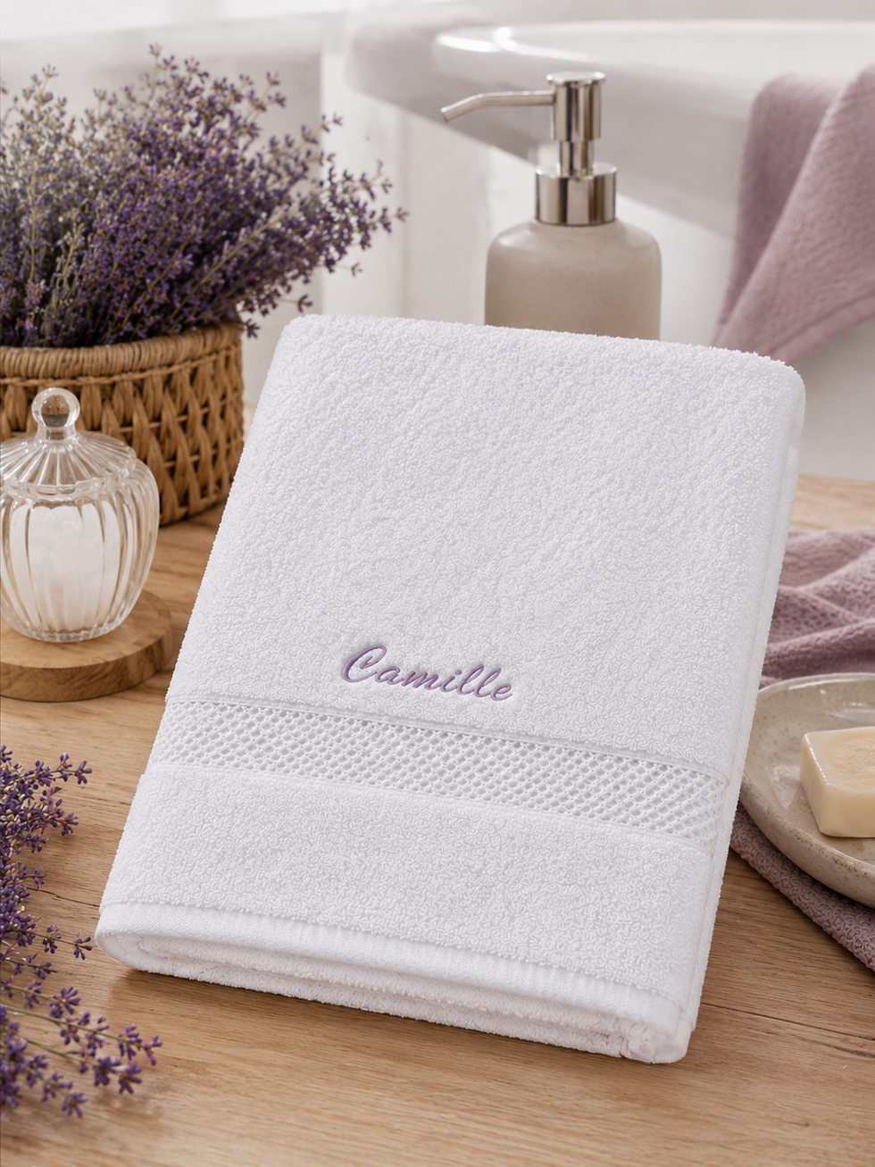 Serviette de bain blanche personnalisée avec prénom Camille brodé en violet clair