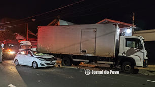 Veículo bate contra traseira de caminhão na zona norte de Marília