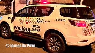 Ladrões furtam motocicleta, bicicleta, tv e bolsa. Um foi preso