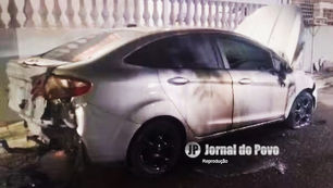 Jovem e adolescente apanham em bar, compram gasolina e resolvem colocar fogo no carro do agressor. Mas, queimaram o carro errado