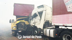 Fumaça de queimadas provoca colisão frontal entre carreta e caminhão na SP-333