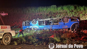 Vítimas de capotamento de ônibus seguem internadas, em Marília. Seis morreram