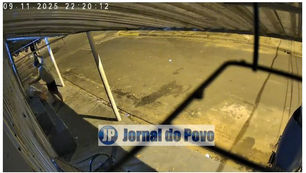 Rapaz mata homem que dormia na frente de bar com diversos golpes de faca