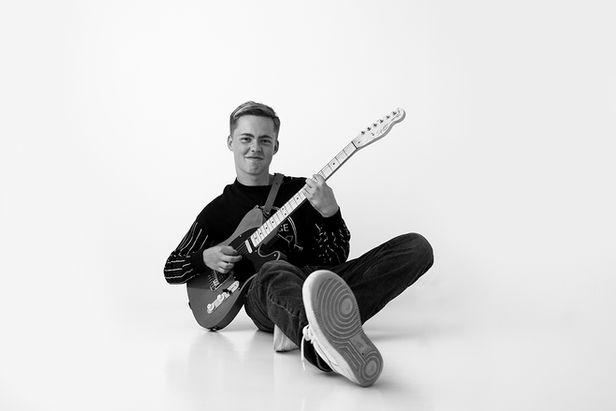 Konfirmant med gitar under personlig portrettfotografering