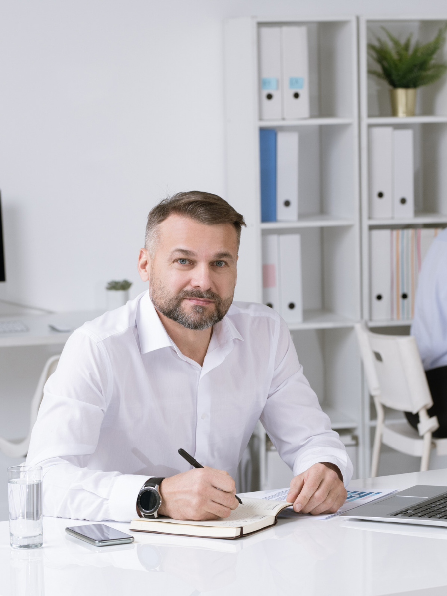 Un chargé d'affaire à son bureau