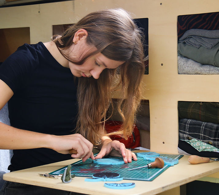 Aufnahme beim Arbeiten an Linolstempeln der freiberuflichen Illustratorin und Webseitenbesitzerin Annuschka
