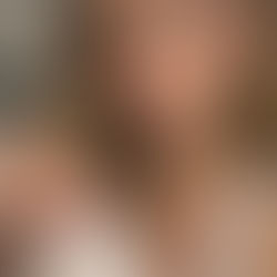 Dziewczyna testuje krem.