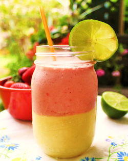 Smoothie de mango, fresa y platano