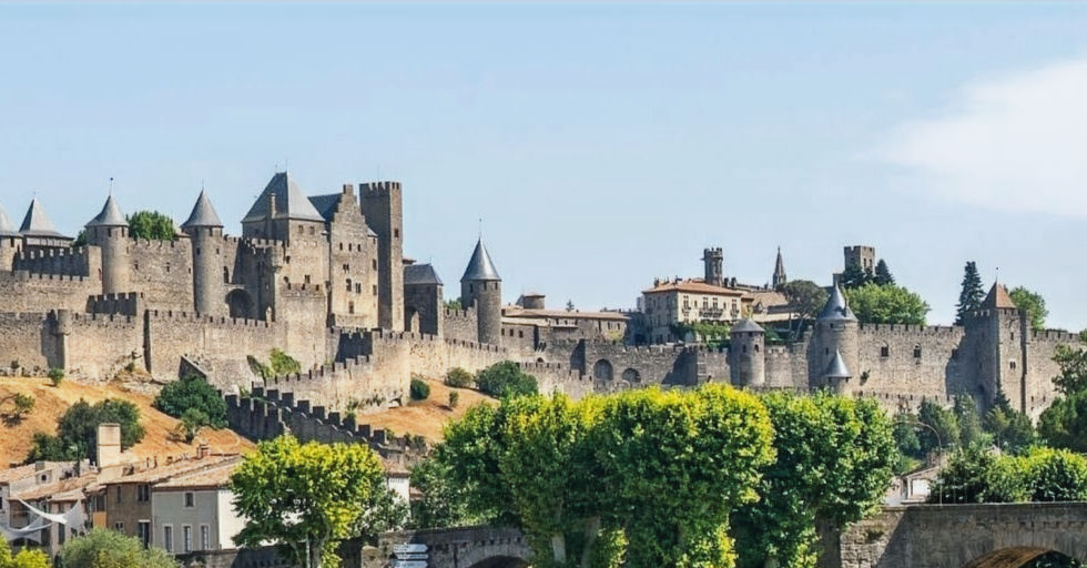 Vue panoramique de la cité de Carcassonne, joyau historique proche de l'Entre Nous