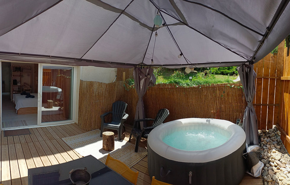 Accès direct depuis la chambre d'hôtes l'Entre Nous à la terrasse privée et du jacuzzi à Carcassonne