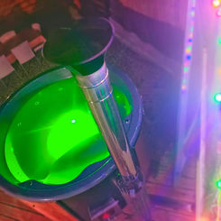 Bain nordique privé illuminé de nuit, pour un moment de détente et un séjour romantique à L'Entre Nous à Carcassonne