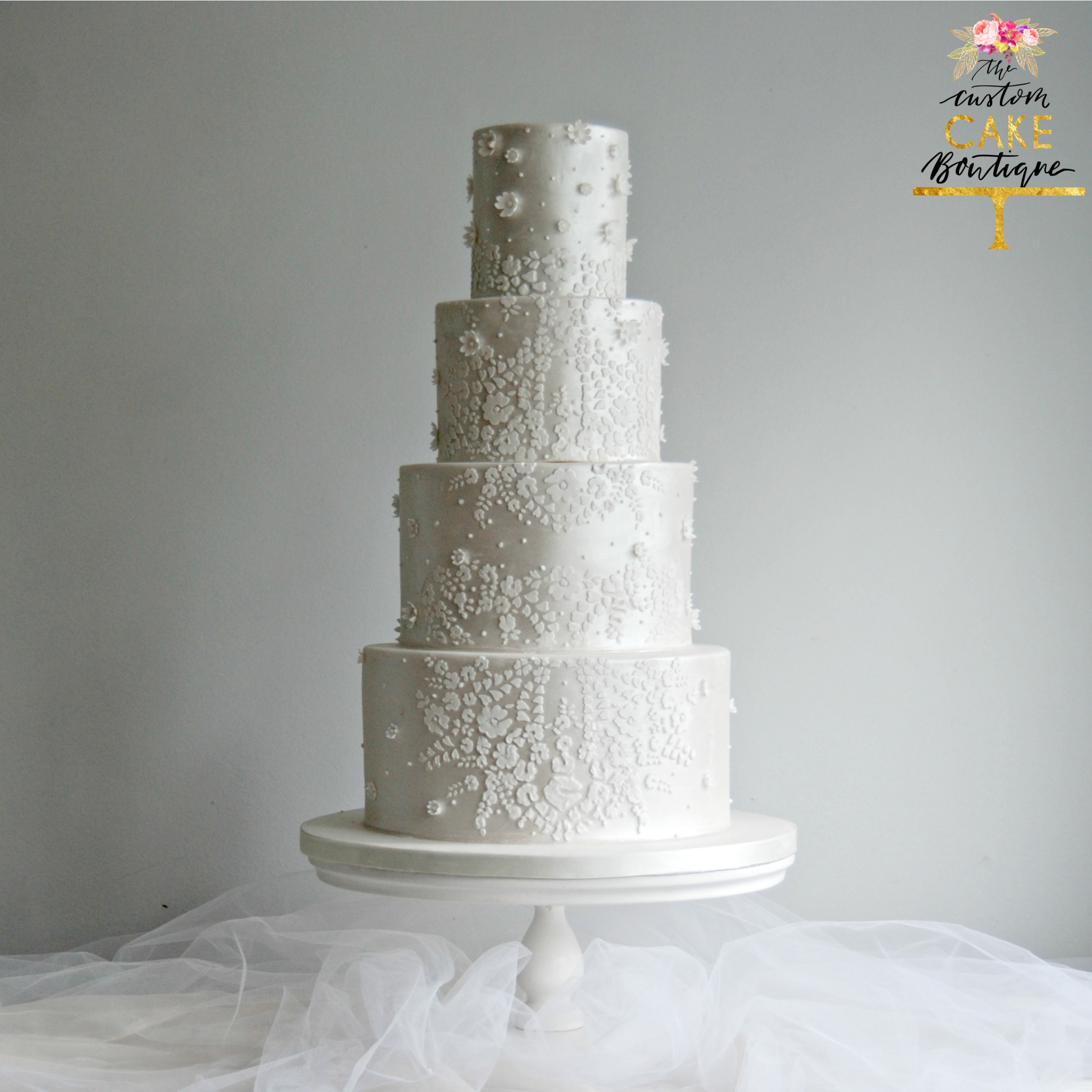 lUSTRE wHITE lACE & pEARLS wEDDING cAKE