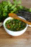 Bol de sauce chimichurri maison aux herbes fraîches