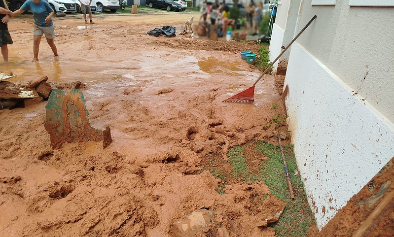 Casas são invadidas pela lama no Jardim Colibri, em Cotia