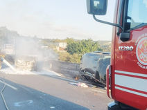 Cotia: Perseguição na Raposo Tavares termina em capotamento, veículo incendiado e três feridos