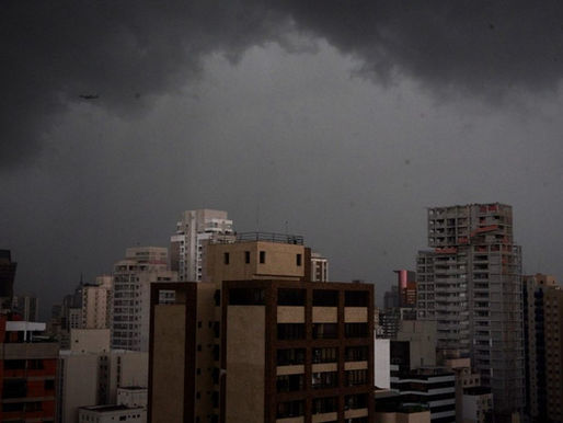 Defesa Civil alerta para chuvas fortes e ondas de até 3 metros no litoral de SP