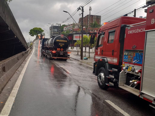 Cotia: carreta carregada de combustível trava subida do Sacolão e mobiliza Bombeiros