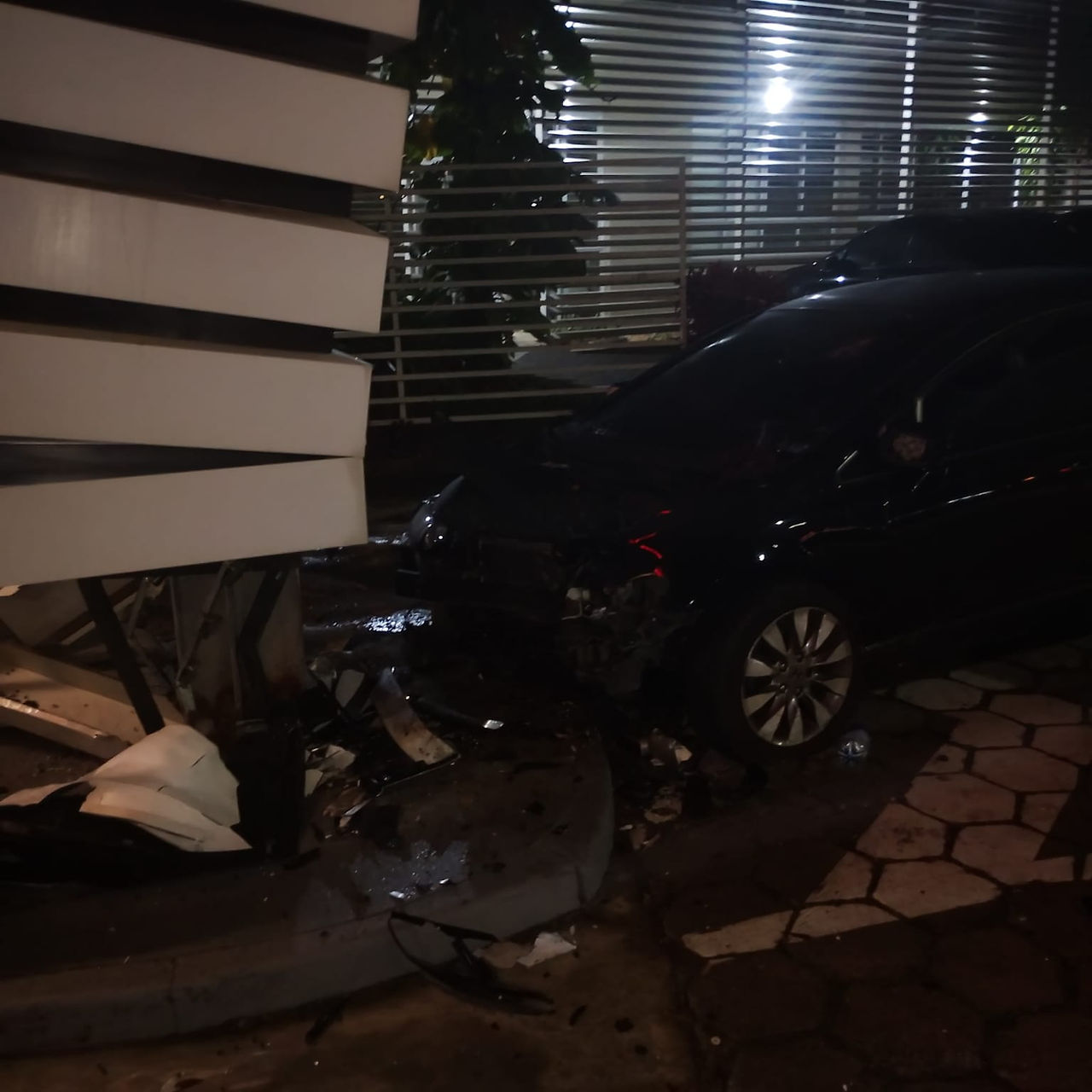 Alphaville: Mulher morre após bater veículo em alta velocidade contra portaria de residencial