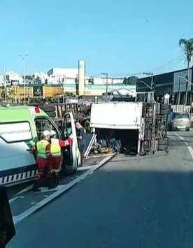 Cotia: Acidente com dois caminhões travou a Raposo Tavares nesta terça (24)