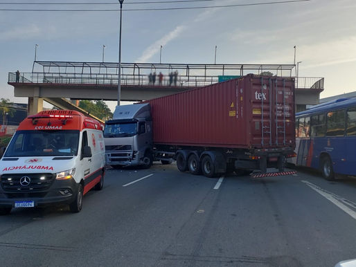Acidente entre carreta e moto no km 21 trava a rodovia Raposo Tavares